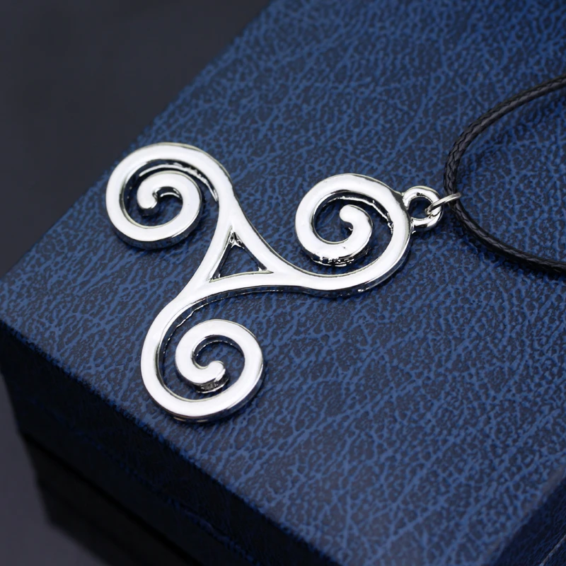 The Movie Teen Wolf Triskele Triskelion Inspired Pendant Necklace Gold Silver Color Stainless Steel Round Women Jewelry Gifts